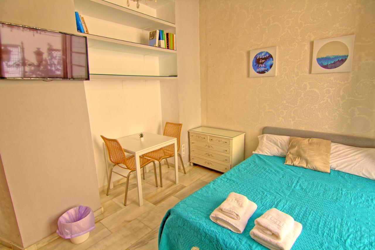 Low Cost Rooms Teatro Málaga Exterior foto